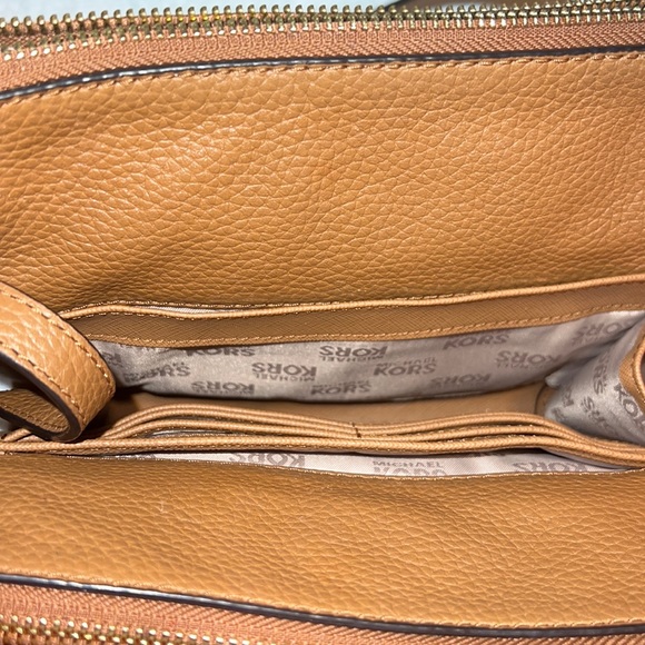 Michael kors crossbody - Picture 3 of 5